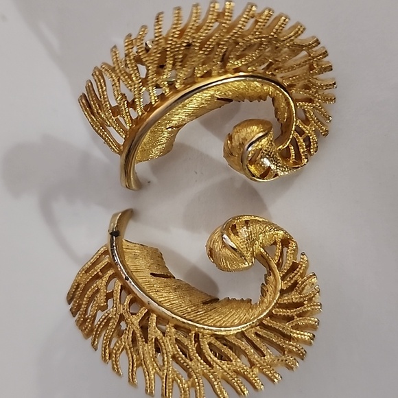 American Western Antique Jewelry/Golden Hollow Feather Clip-on Earrings/Vintage - Picture 4 of 4